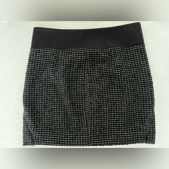 Theory/ Tweed Mini skirt/ Wool blend/ Zippered/ Black & white/ Size US 4 - Picture 9 of 15